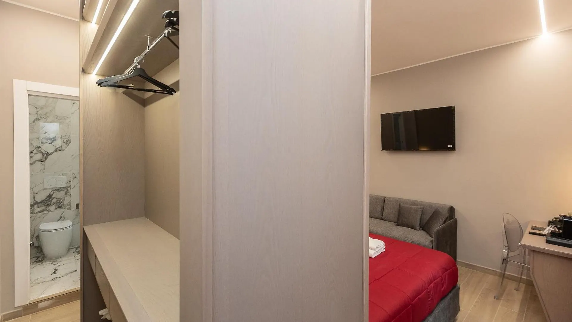 Iron Luxury Rooms Рим Гостевой дом