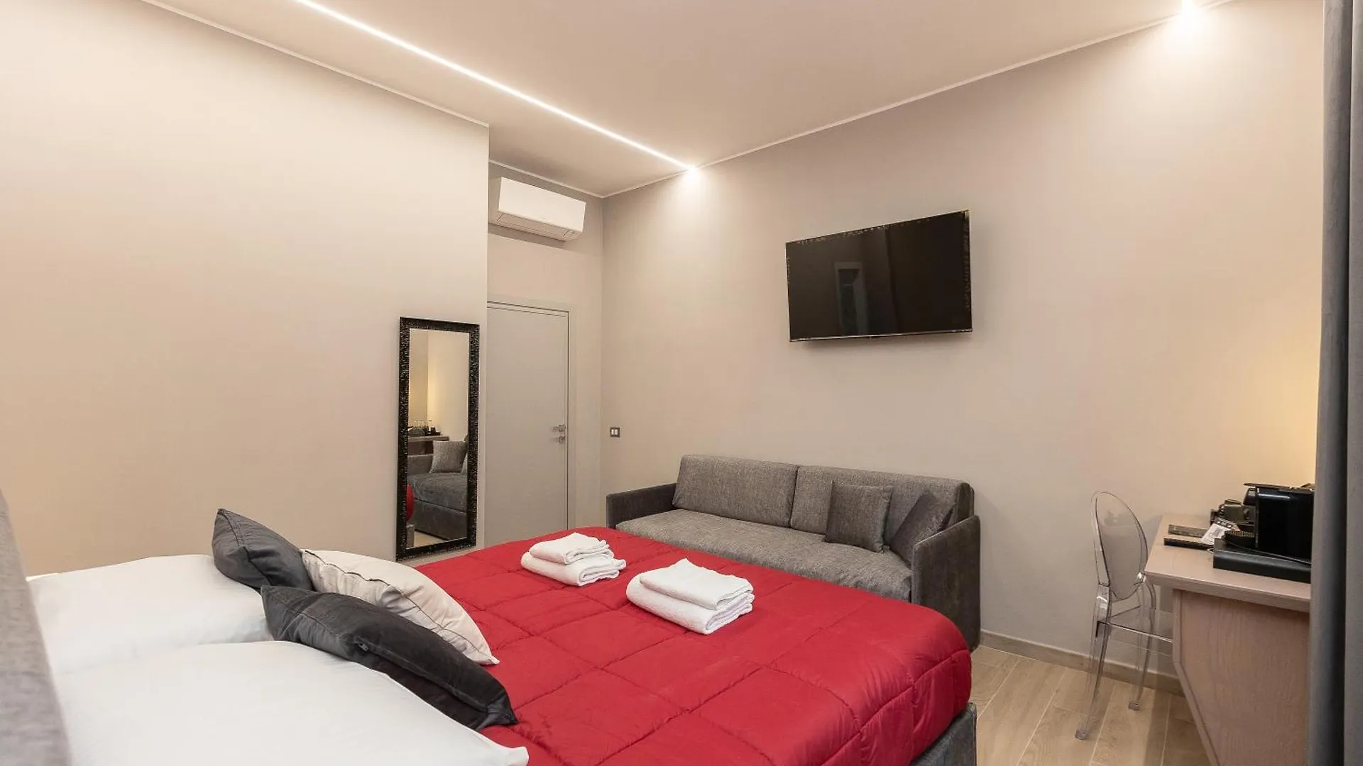 Iron Luxury Rooms Рим Гостевой дом
